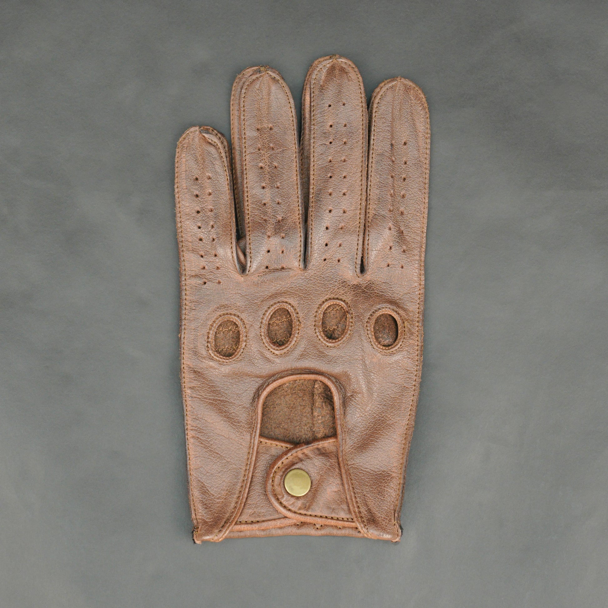 Kid Buffalo Brown Driving Gloves – Premium Breathable Grip Gloves
#Desiderio #DesiderioShoes #DrivingGloves #KidBuffaloLeather #GenuineLeather #MensAccessories #PremiumLeather #GripGloves