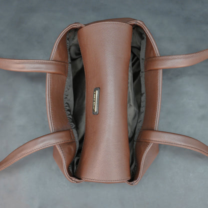 Brown cow Chelsea leather bag with straps, two compartments, and zipper pocket.