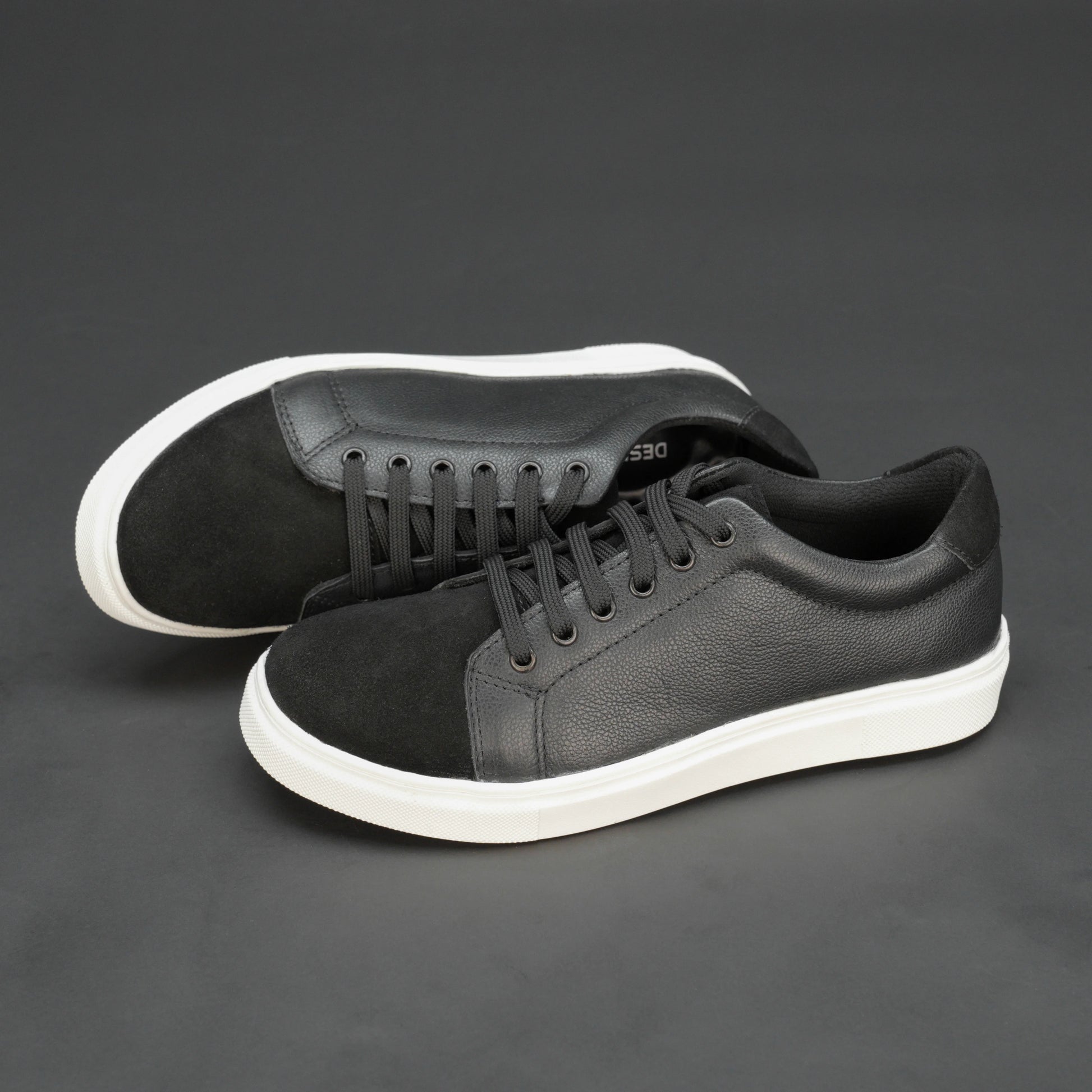 Black mesh-lined shoes with non-woven insole and TPR sole for breathable comfort and durability