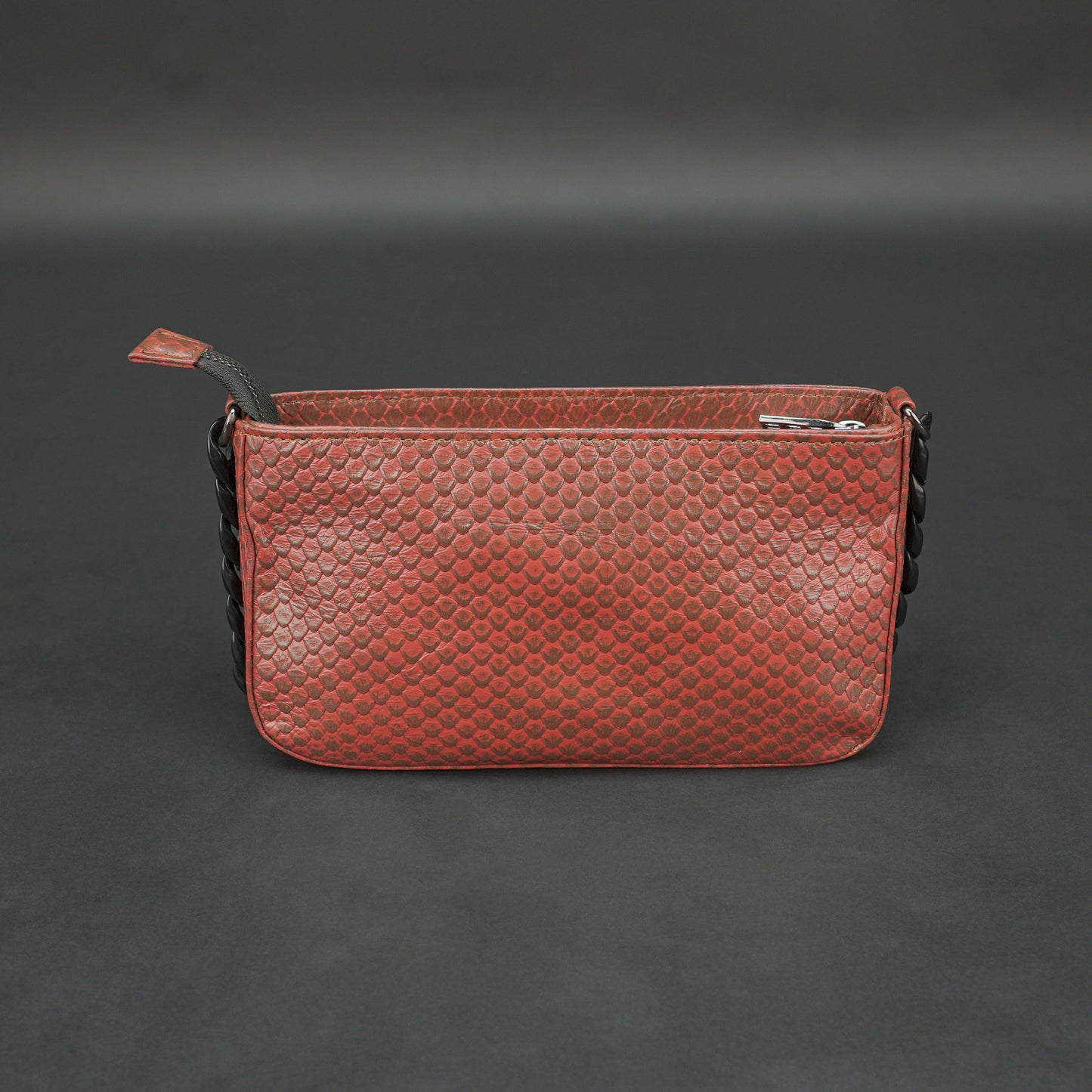 Brown leather handbag with metal chain and zipper compartment.