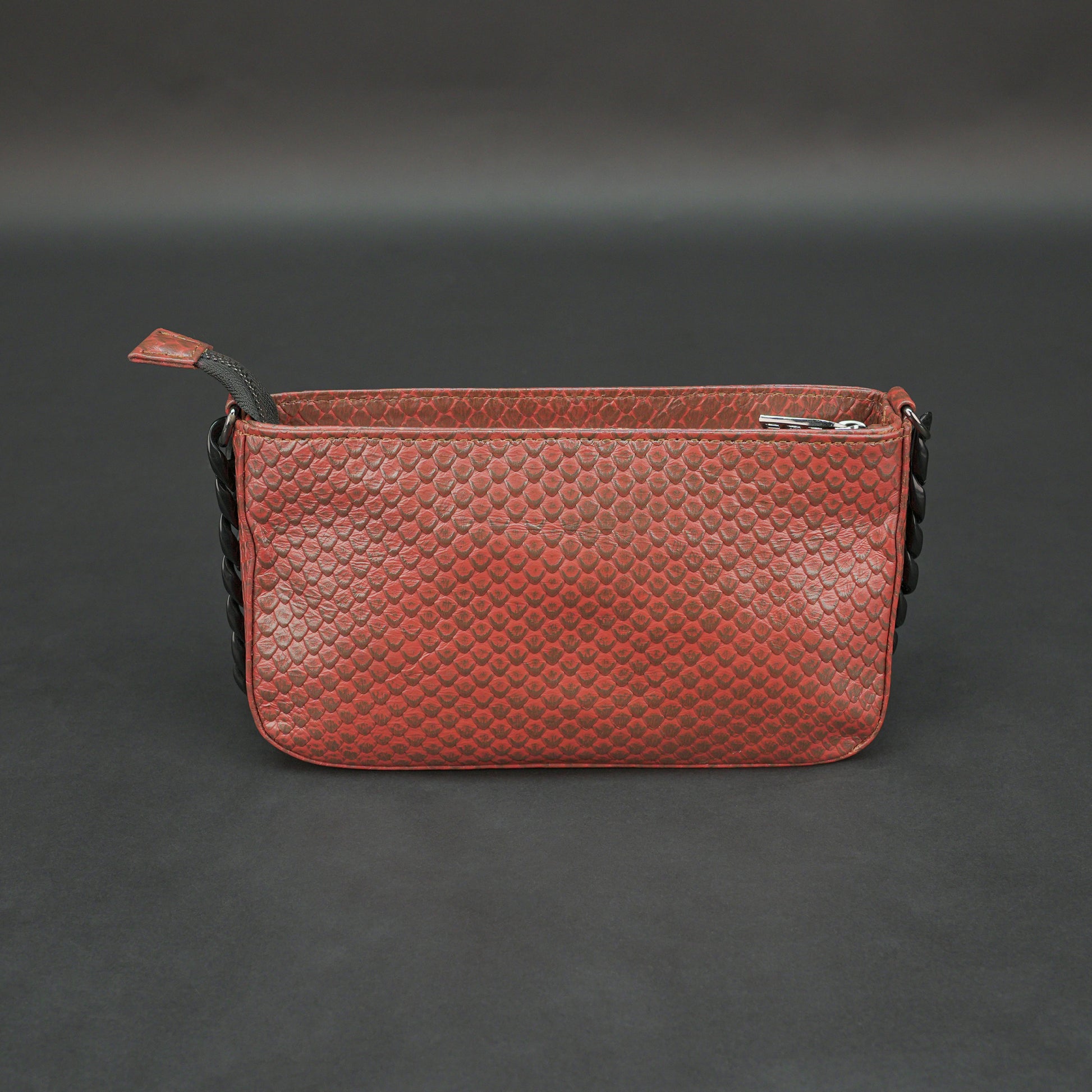 Brown leather handbag with metal chain and zipper compartment.