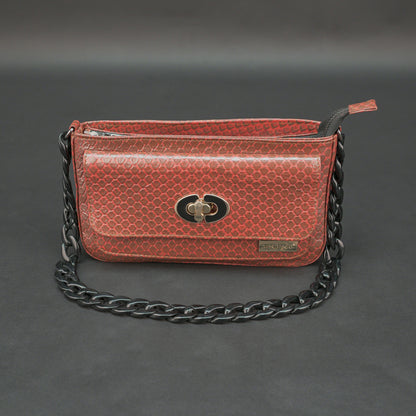 Brown leather handbag with metal chain and zipper compartment.
