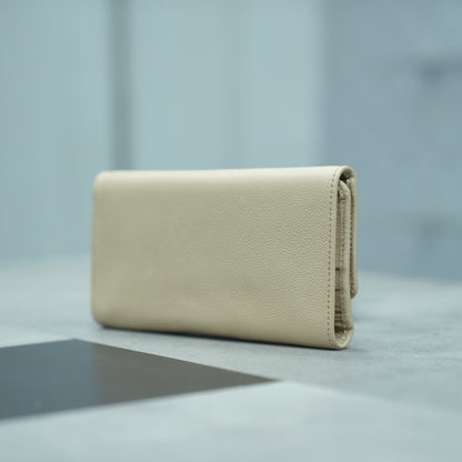 Art: 879 Women's Essen Button Closure Leather Bag