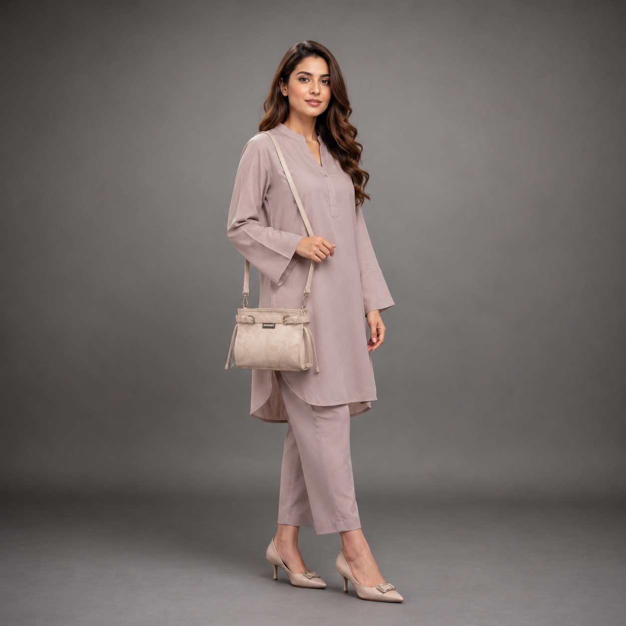 Cream cow Manisota leather bag with shoulder strap and pockets.
