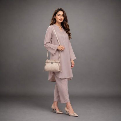 Cream cow Manisota leather bag with shoulder strap and pockets.