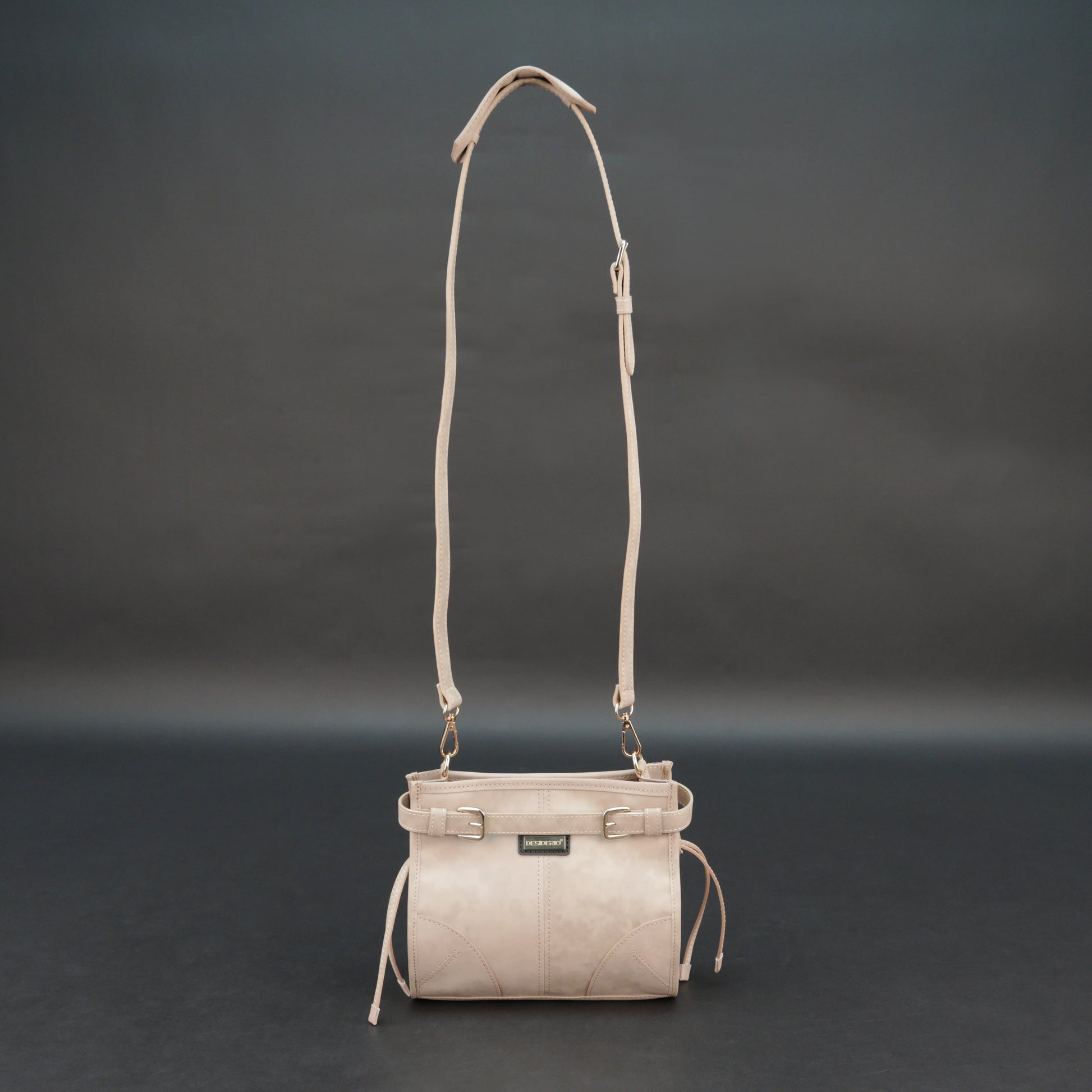 Cream cow Manisota leather bag with shoulder strap and pockets.