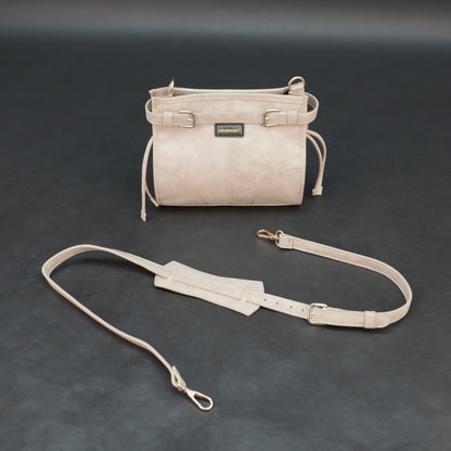 Cream cow Manisota leather bag with shoulder strap and pockets.