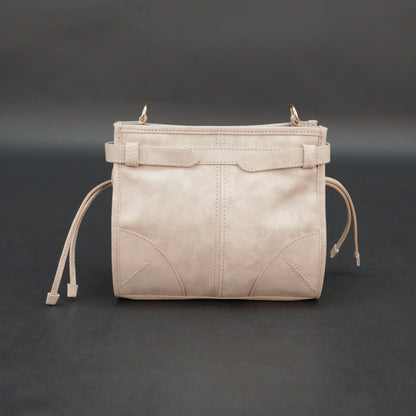 Cream cow Manisota leather bag with shoulder strap and pockets.