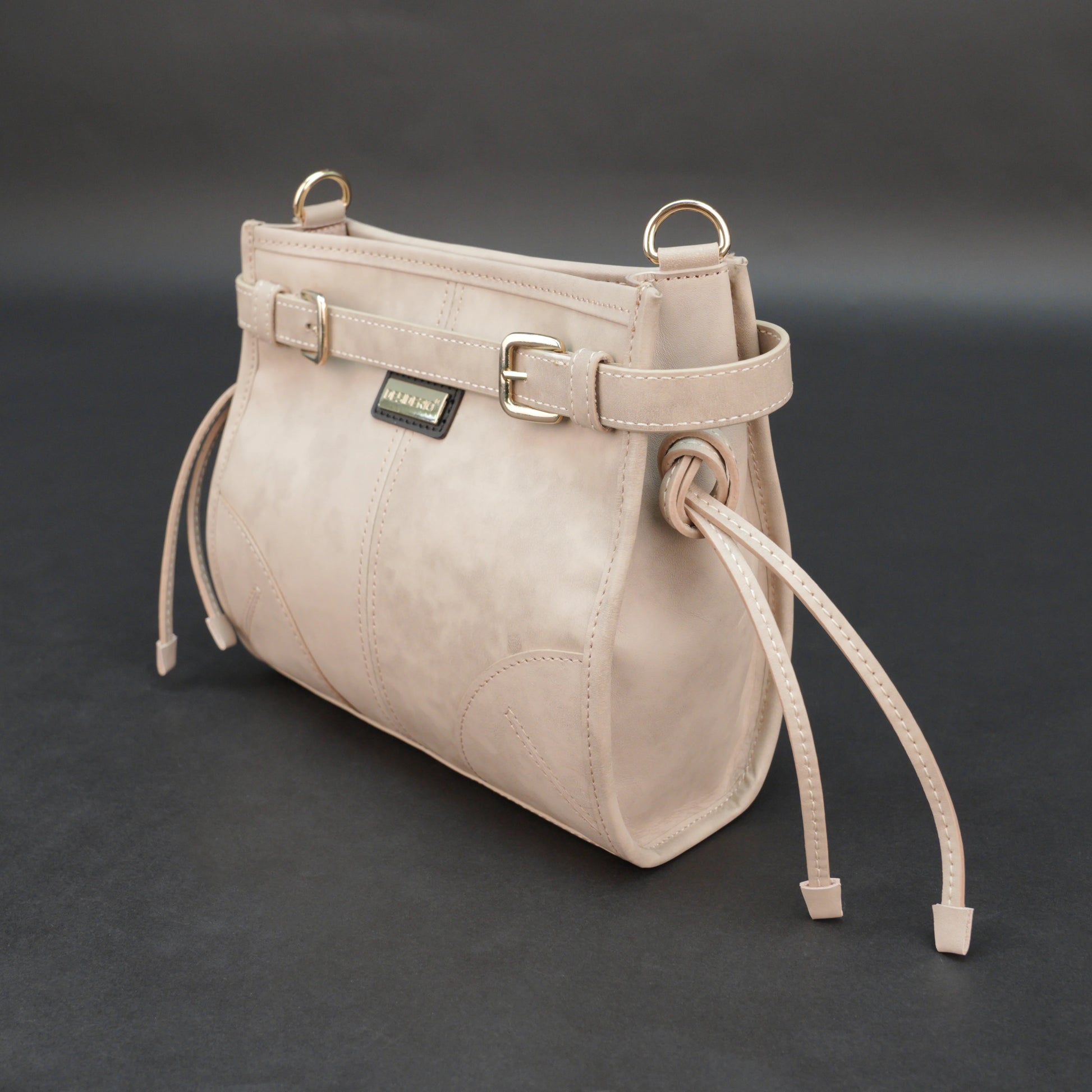 Cream cow Manisota leather bag with shoulder strap and pockets.