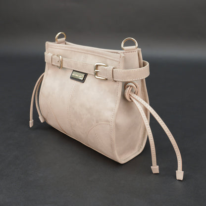 Cream cow Manisota leather bag with shoulder strap and pockets.