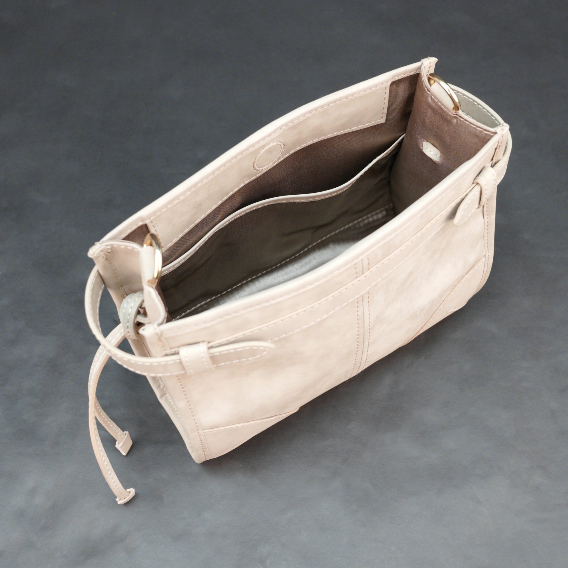 Cream cow Manisota leather bag with shoulder strap and pockets.