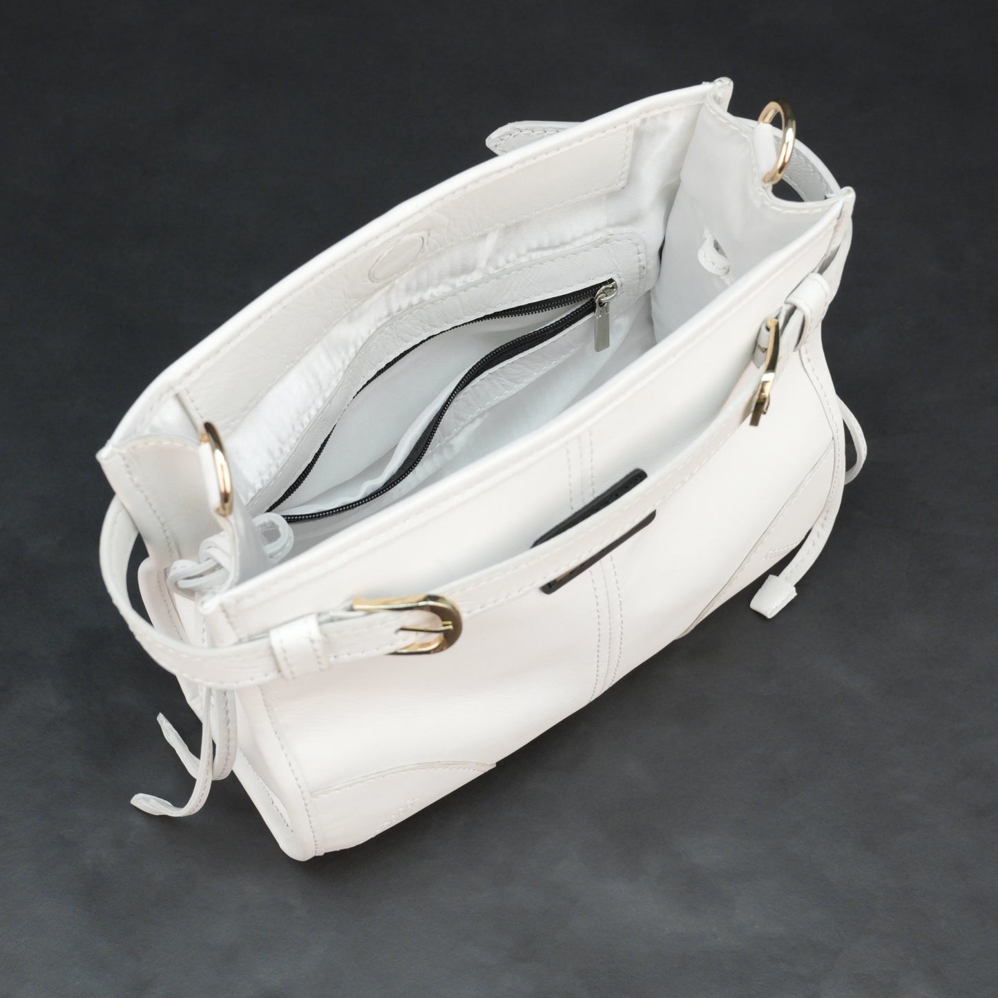 White sheep leather bag with shoulder strap and pockets.