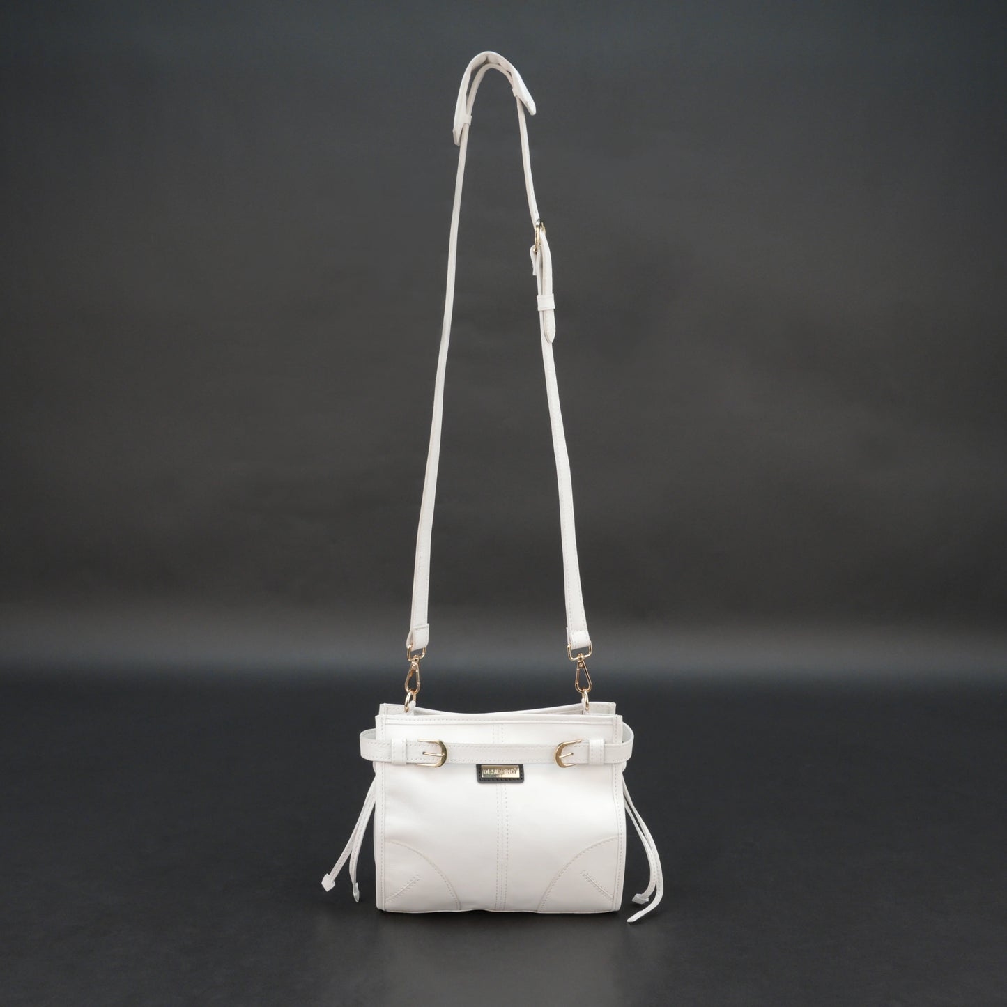 White sheep leather bag with shoulder strap and pockets.