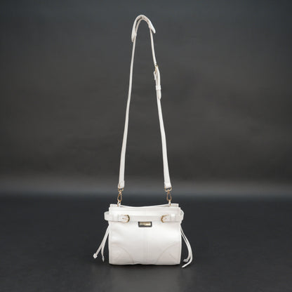 White sheep leather bag with shoulder strap and pockets.