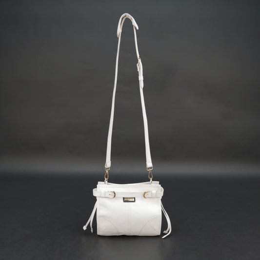 White sheep leather bag with shoulder strap and pockets.