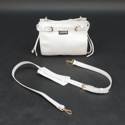 White sheep leather bag with shoulder strap and pockets.