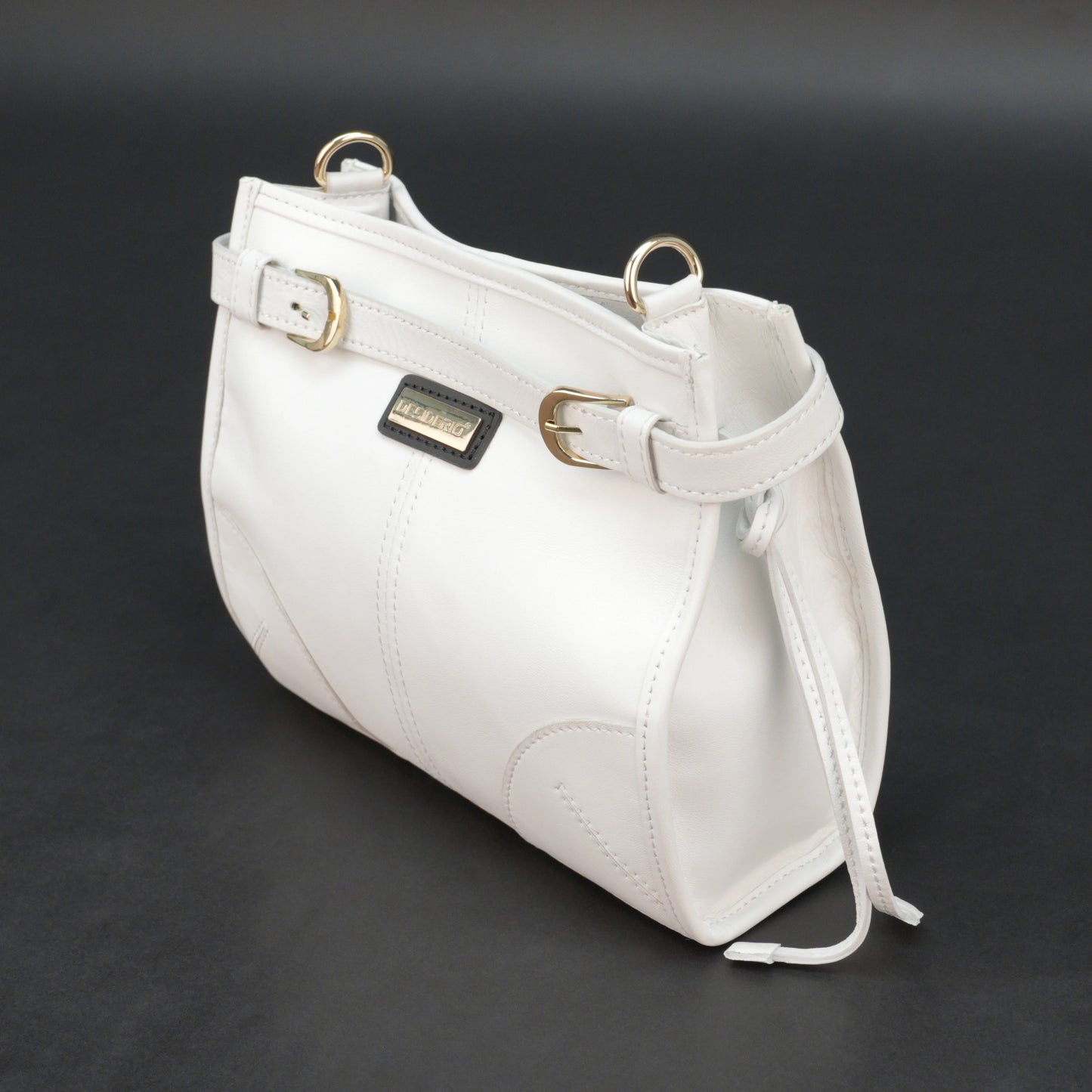 White sheep leather bag with shoulder strap and pockets.