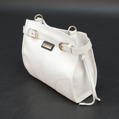 White sheep leather bag with shoulder strap and pockets.