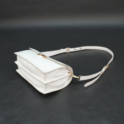 White sheep leather bag with chain strap, two compartments, and zipper pocket.