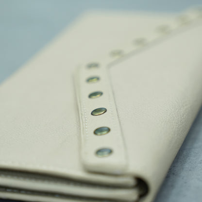Women's Beige Button Clutch
#Desiderio #DesiderioBags #GenuineLeather #LeatherClutch #ButtonClutch #WomensAccessories #LeatherAccessories #ElegantStyle