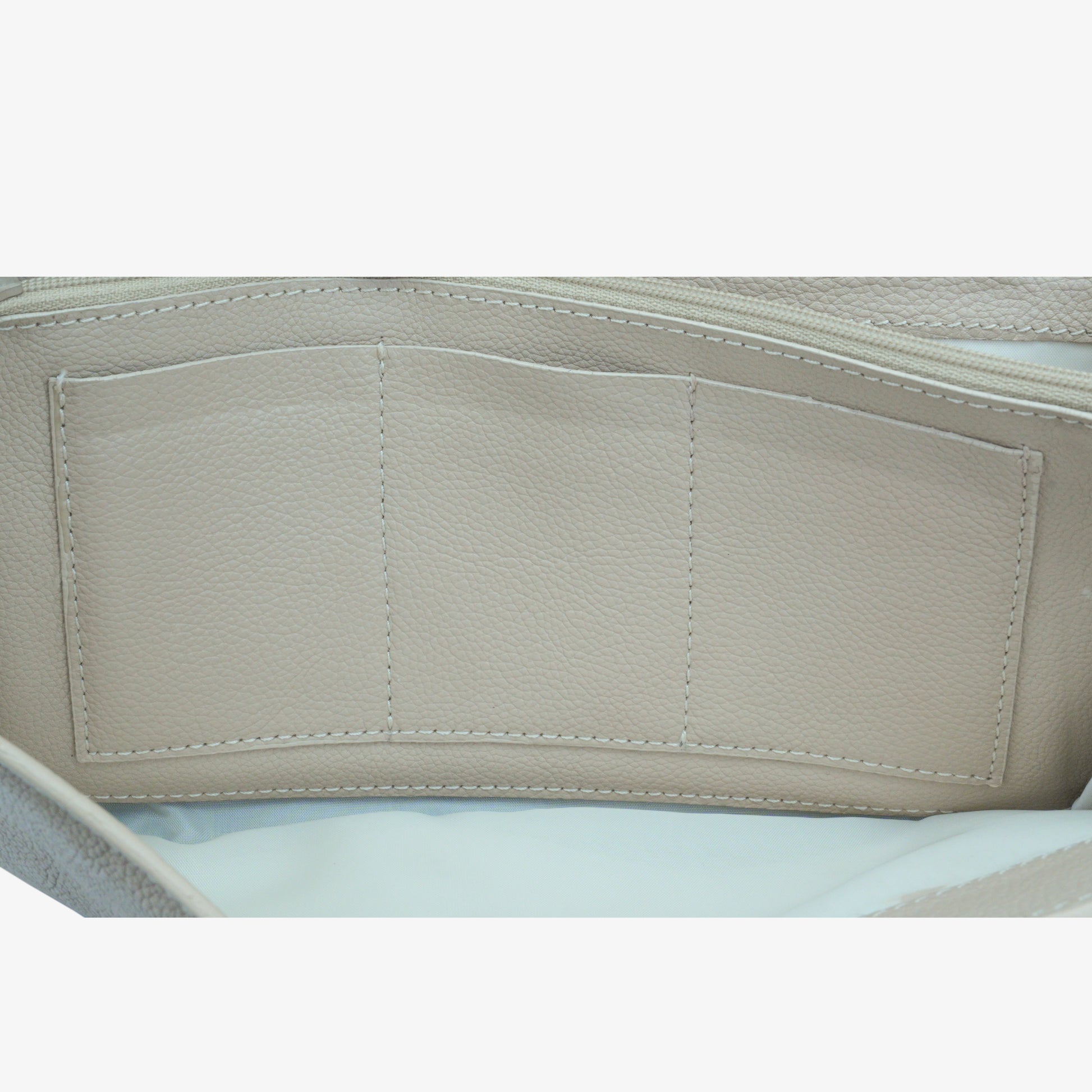 Women's Beige Button Clutch
#Desiderio #DesiderioBags #GenuineLeather #LeatherClutch #ButtonClutch #WomensAccessories #LeatherAccessories #ElegantStyle