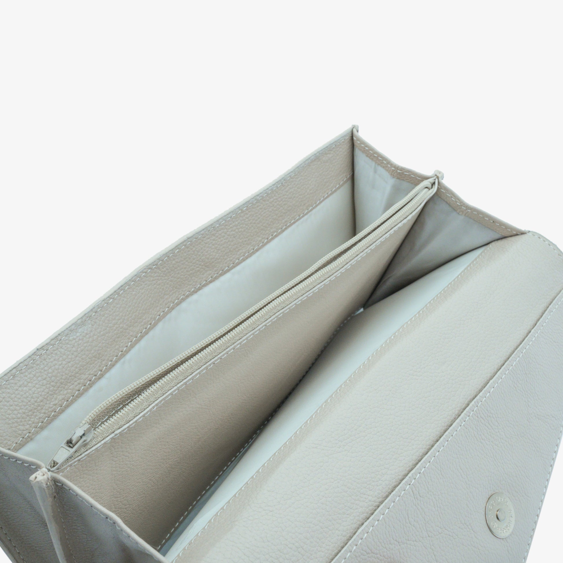 Women's Beige Button Clutch
#Desiderio #DesiderioBags #GenuineLeather #LeatherClutch #ButtonClutch #WomensAccessories #LeatherAccessories #ElegantStyle