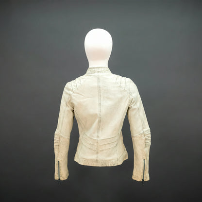 Women's Cream Off-White Leather Biker Jacket with Quilted Detailing
#Desiderio #LeatherJacket #BikerJacket #MotoJacket #WomensFashion