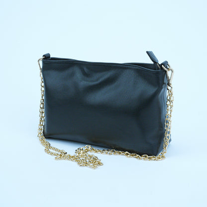 Leather bag with main compartment, two cash pockets, and a zip pocket, crafted for everyday elegance