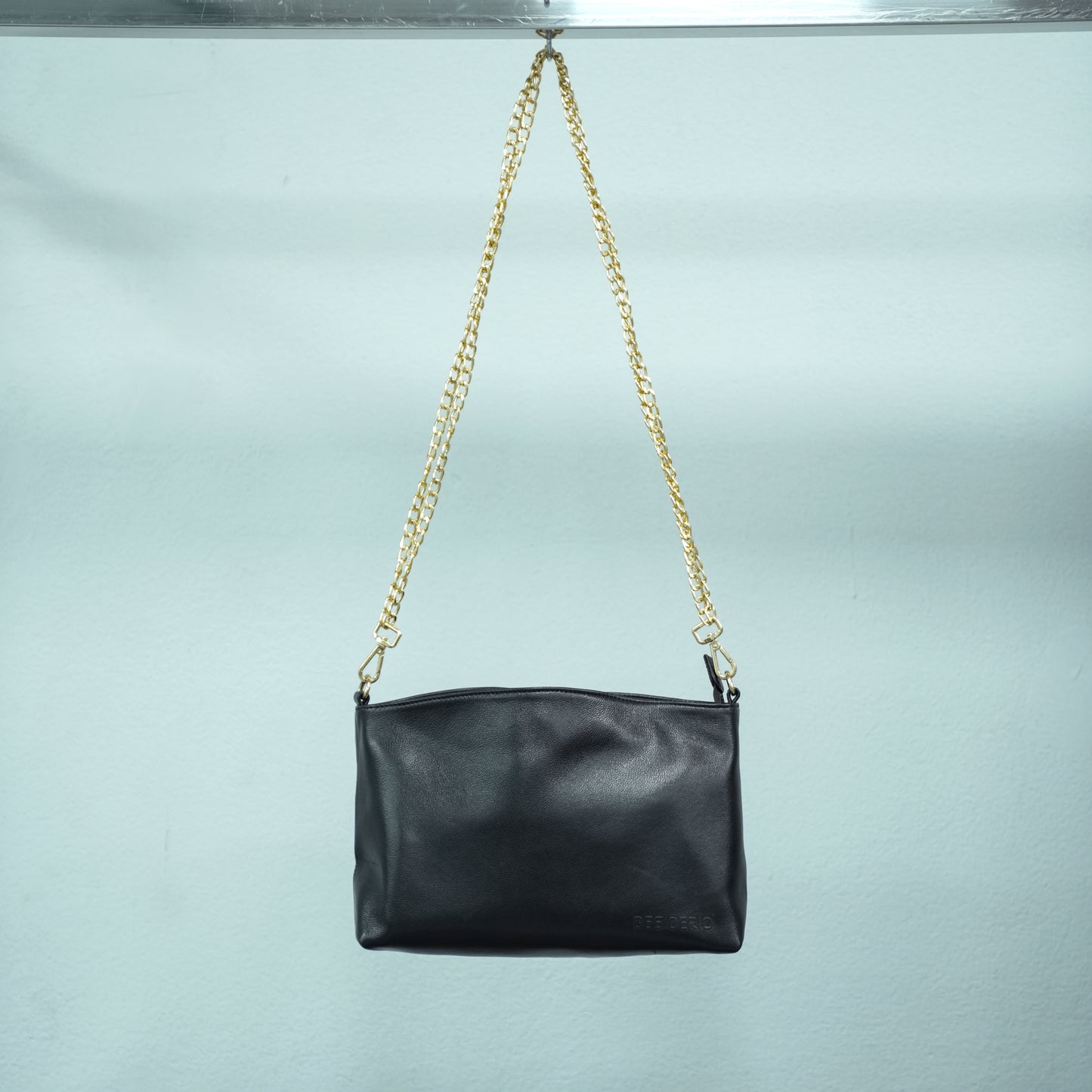 Leather bag with main compartment, two cash pockets, and a zip pocket, crafted for everyday elegance