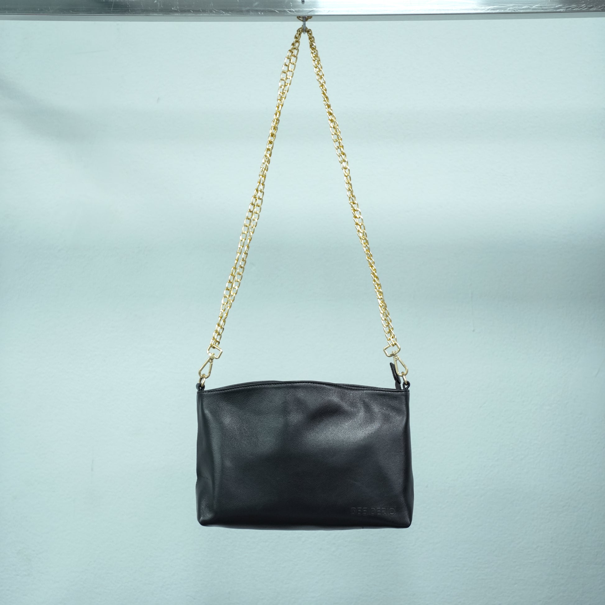 Leather bag with main compartment, two cash pockets, and a zip pocket, crafted for everyday elegance