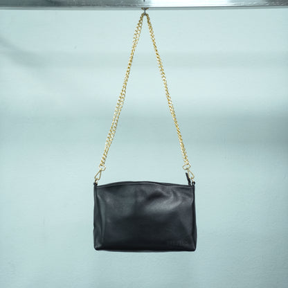 Leather bag with main compartment, two cash pockets, and a zip pocket, crafted for everyday elegance