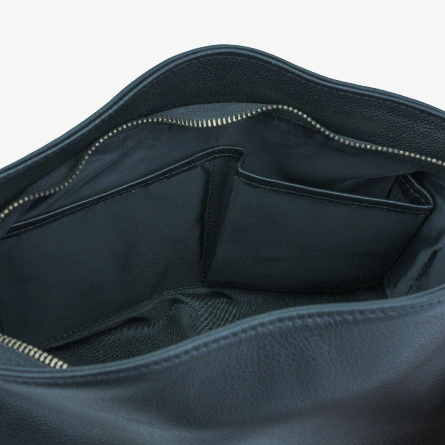 Leather bag with main compartment, two cash pockets, and a zip pocket, crafted for everyday elegance