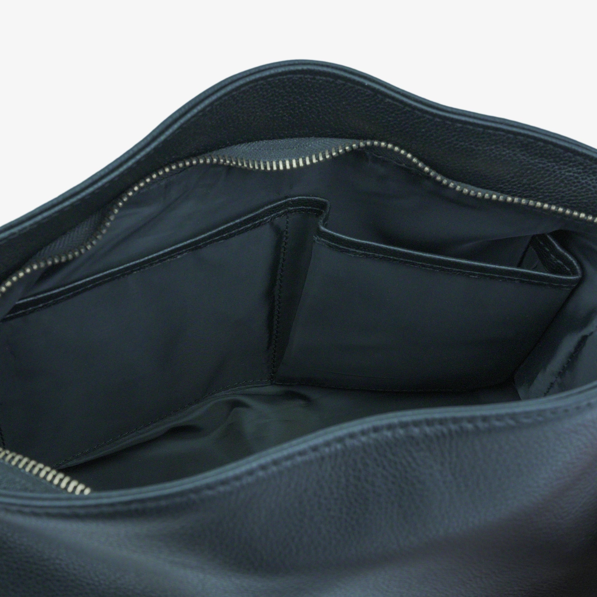 Leather bag with main compartment, two cash pockets, and a zip pocket, crafted for everyday elegance
