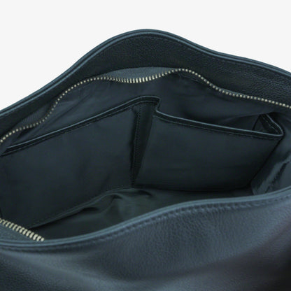 Leather bag with main compartment, two cash pockets, and a zip pocket, crafted for everyday elegance