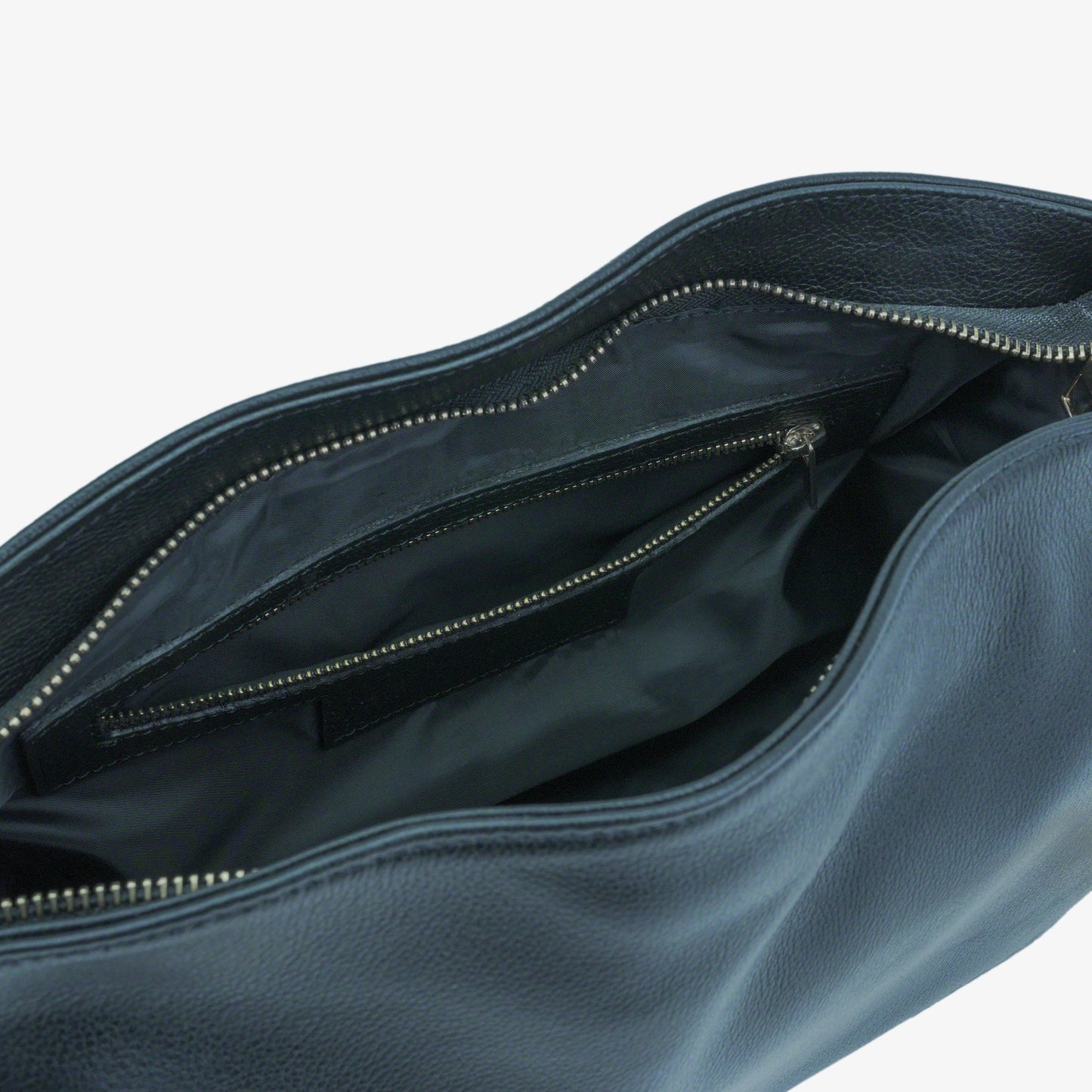Leather bag with main compartment, two cash pockets, and a zip pocket, crafted for everyday elegance