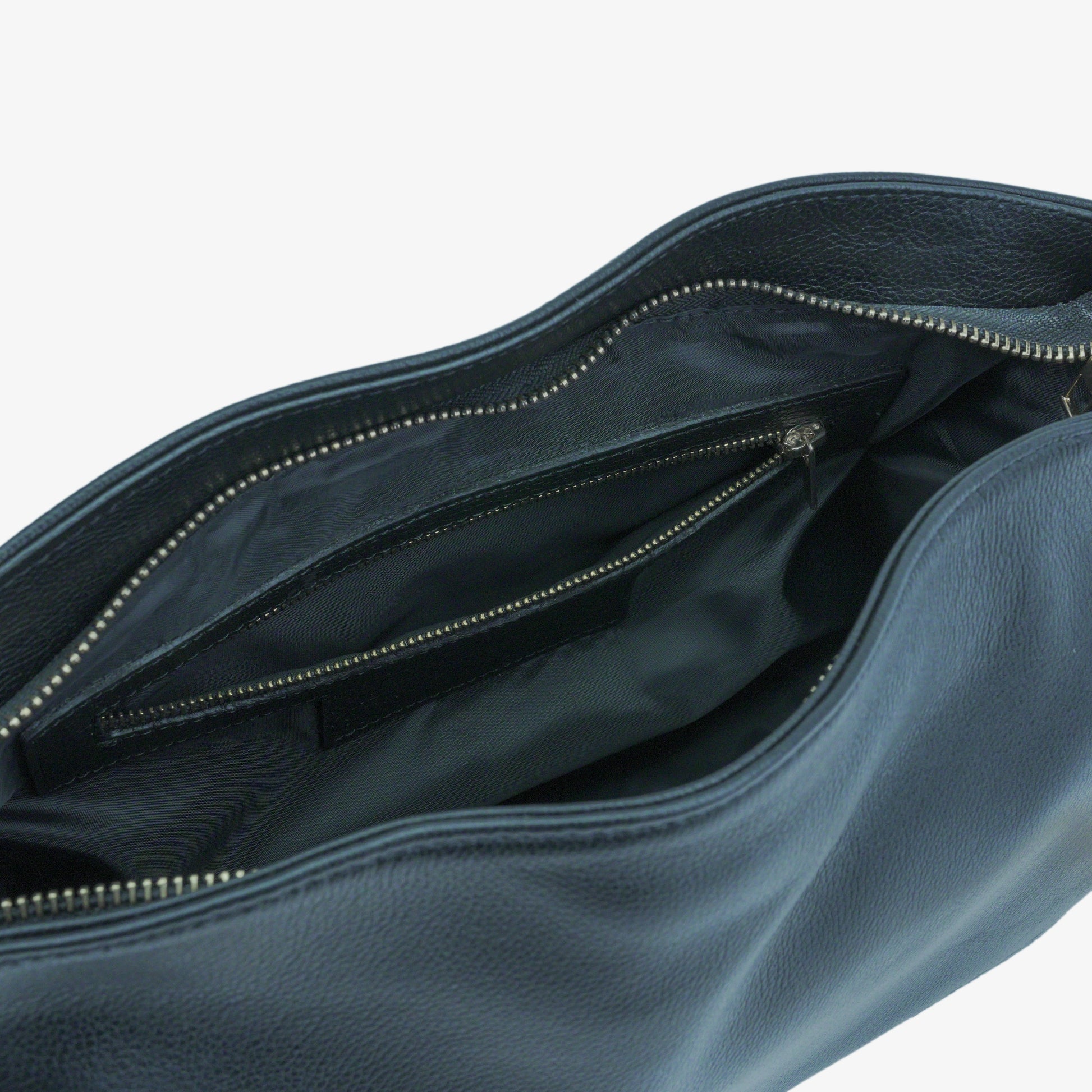 Leather bag with main compartment, two cash pockets, and a zip pocket, crafted for everyday elegance