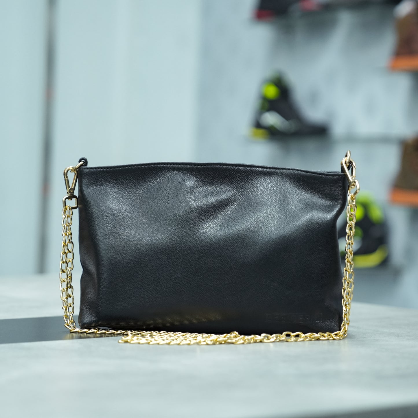 Leather bag with main compartment, two cash pockets, and a zip pocket, crafted for everyday elegance