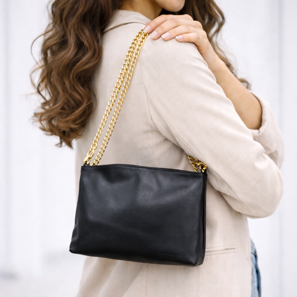 Leather bag with main compartment, two cash pockets, and a zip pocket, crafted for everyday elegance