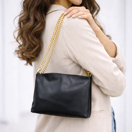 Leather bag with main compartment, two cash pockets, and a zip pocket, crafted for everyday elegance