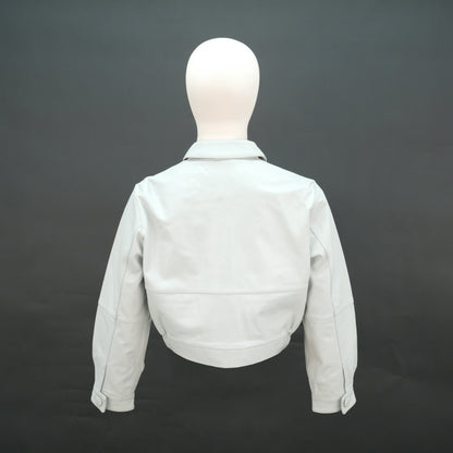 White cropped leather jacket with shirt collar and flap pockets.