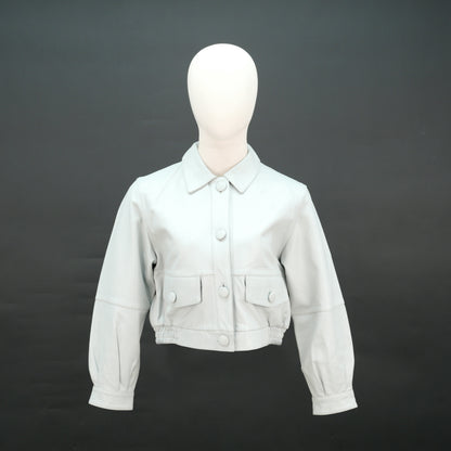 White cropped leather jacket with shirt collar and flap pockets.